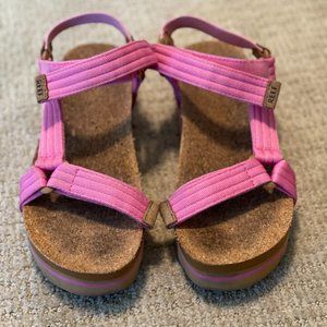 Retail:$75 Reef Cushion REM Hi platform Sandals Shoes Size 7.5 Hot Pink